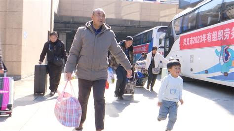 包车返岗 黄岩区今年首批务工人员抵达-台州频道