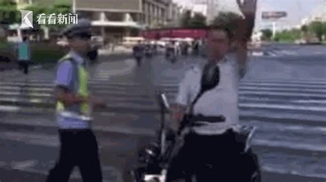 视频｜辣眼睛！骑无牌电动车被交警拦停 男子如此当街“尬舞”|交警|执勤|电动车_新浪新闻