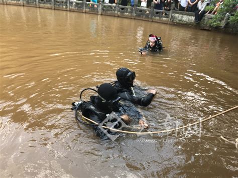 视频：“蛙人”再出动排水 昆明黑龙潭公园水患有所缓解_手机凤凰网