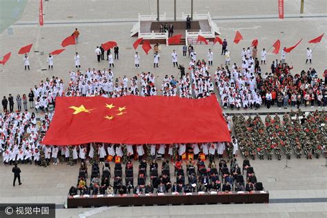 银川三千师生共同缝制巨幅国旗 喜迎十九大_新闻频道__中国青年网