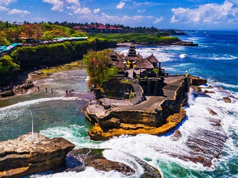 tempat wisata tanah lot terletak di pulau
