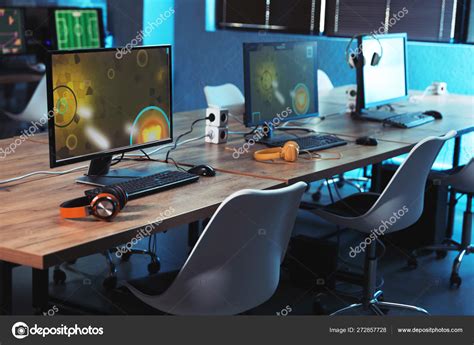 Computer Cafe 的图像结果