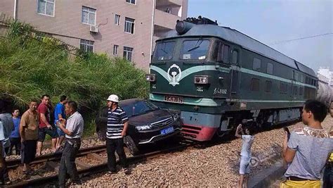 汽车过铁道突然熄火 瞬间被火车撞出20米远-搜狐