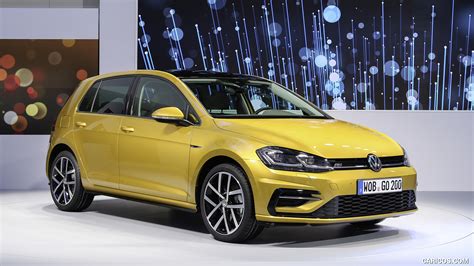 2017 Volkswagen Golf 7 R-Line Facelift | Front Three-Quarter