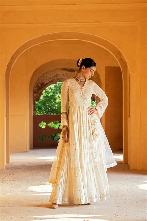 Off White Triangle Angrakha – Preevin