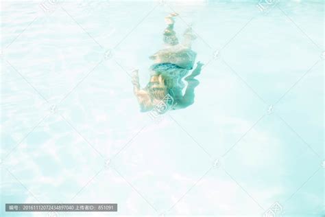 自由潜水图片-女人在清澈的海里自由潜水素材-高清图片-摄影照片-寻图免费打包下载