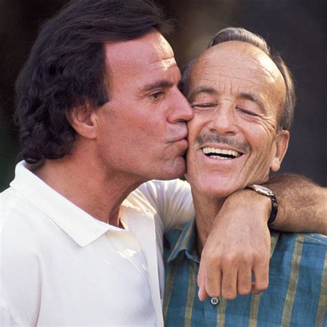 Cómo es la relación de Julio Iglesias con sus desconocidos hermanos ...