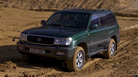 Armor-Plated Suzuki GSX-R1000 Challenges a 2002 Land Cruiser to an Epic Off-Road Duel ...