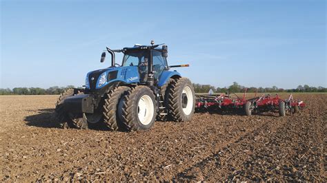 New Holland Enhances GENESIS® T8 Series Tractors for 2025