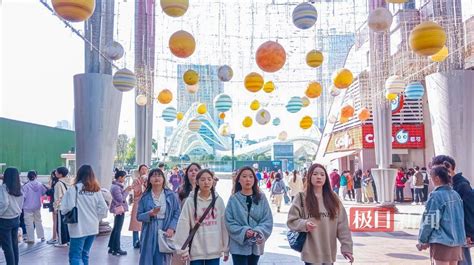 人气持续回升，大量年轻人到武汉光谷步行街过周末_消费_购物_人流