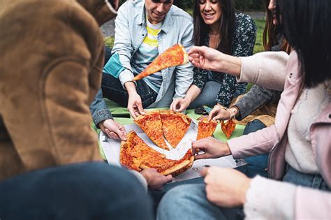 Keep Pizza Warm For A Party: Expert Tips For Tasty, Hot Slices