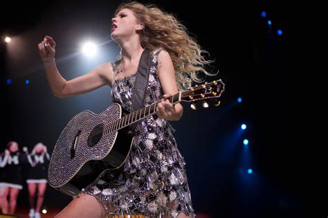 Behind the Scenes Photos With Taylor Swift in 2010 | TIME