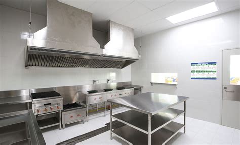 Clean Restaurant Kitchen 的图像结果