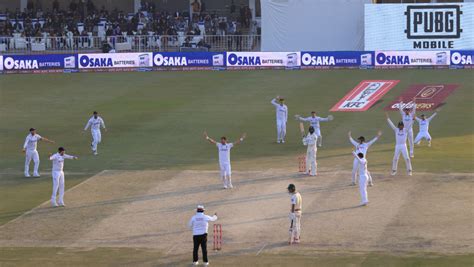 PAK vs ENG when all 11 england players surrounded the two batsmen of ...