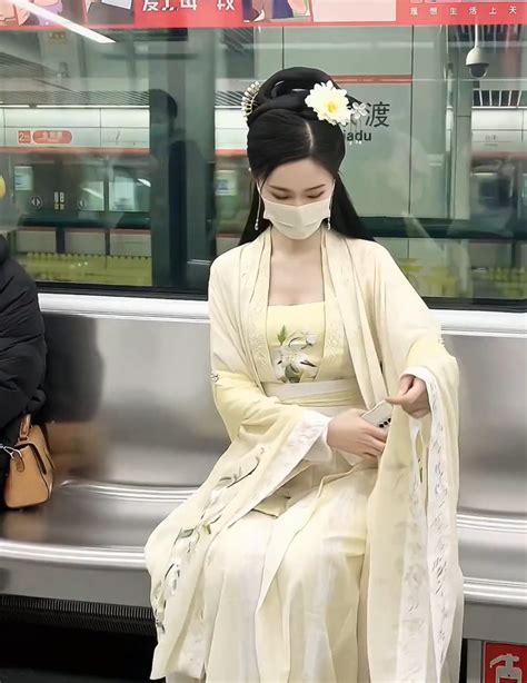 美女穿汉服坐地铁，气质优雅宛若仙女下凡，网友：目如秋水眼若含情！