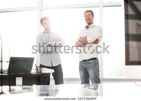 People Standing in an Office HD 的图像结果