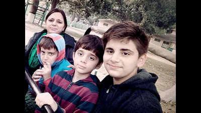 Doting mothers guide first-time rozedars on the path of piety | Lucknow ...