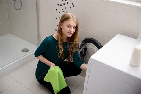 年轻的金发年轻女人把脏洗的衣服高清图片下载-正版图片504908594-摄图网