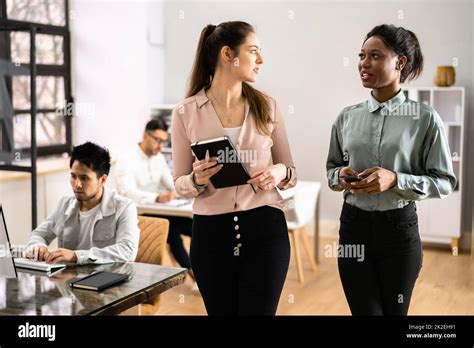 Two Business People Talking 的图像结果