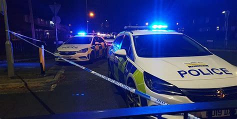 英国学校附近汽车冲撞人群1死5伤 司机逃逸|逃逸|身亡_新浪新闻