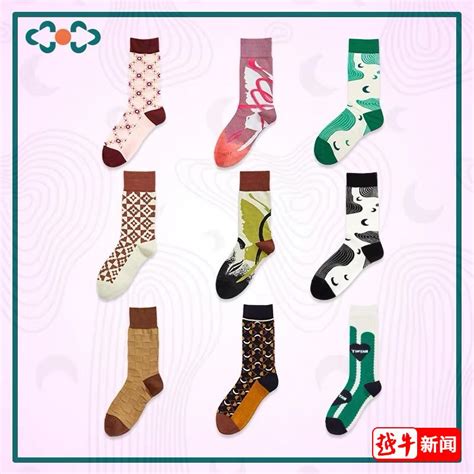 市场上有一群手工制作的多彩编织袜子手套高清图片下载-正版图片504985741-摄图网