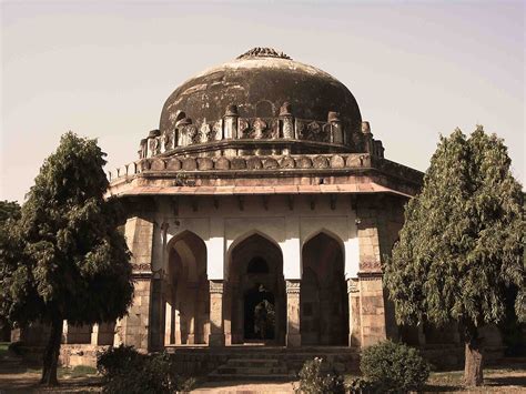 https://upload.wikimedia.org/wikipedia/commons/thumb/9/9e/Lodhi_Gardens_Tombs_092.jpg/1280px-Lodhi_Gardens_Tombs_092.jpg