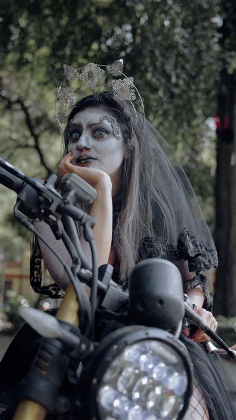 Dressing Dead Bride 的图像结果