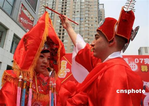 图：外国留学生在武汉“体验”中式传统婚礼(2)_新闻中心_新浪网