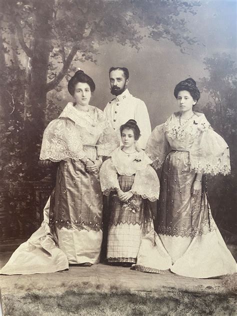 A Spanish official and his family posing | Filipino fashion, Filipino ...
