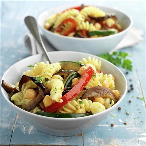 16 recetas de ensalada de pasta riquísimas, con atún, pollo, aguacate...