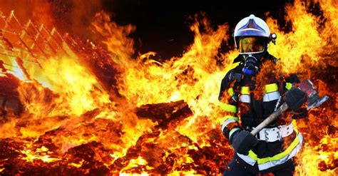 正在灭火的消防员图片素材-火灾现场的消防员创意图片-jpg格式-未来素材下载