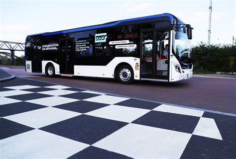 Photos : Essais sur route d'un bus autonome chinois à Paris — Chine ...