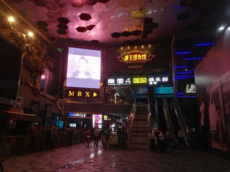 实拍：北京后海酒吧街，摄影师记录的夜生活和美女歌手|后海|酒吧|实拍_新浪新闻