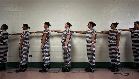 实拍美国女囚的真实监狱生活-搜狐