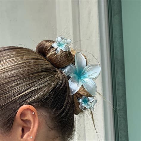 Eirunn eba - emijay flower claw clip summer hairstyle inspo | Hair ...