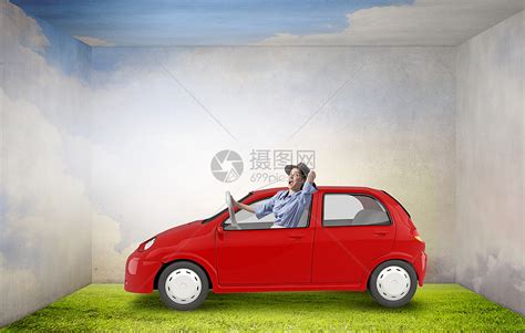 坐牵引车里的女人轻幽默的女人开着辆趣的车高清图片下载-正版图片300518923-摄图网