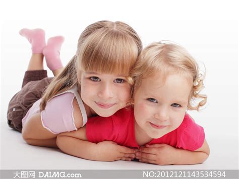 压在一起的两个小女孩摄影高清图片_大图网图片素材