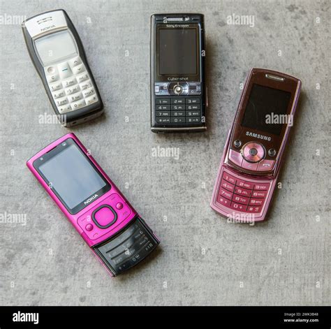Nineties mobile phones hi-res stock photography and images - Alamy
