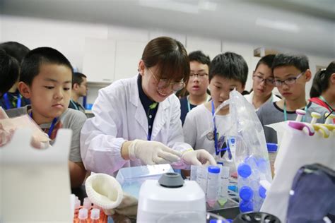 【文汇报】少年，这周末在医学院做实验如何？交大医学院实验室开放日让青少年感受科学魅力-上海交通大学医学院-新闻网