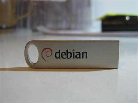 Debian 9 Flash Drive - HELLOTUX