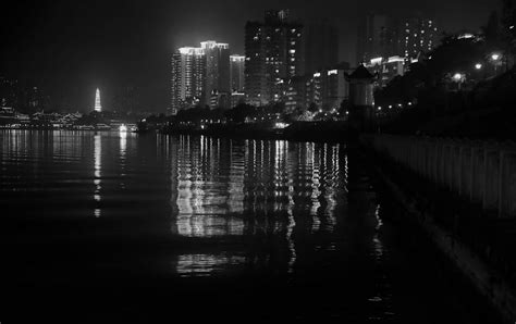 城市黑白摄影，工整严谨的构图，黑白的影调运用到极致~ by ins