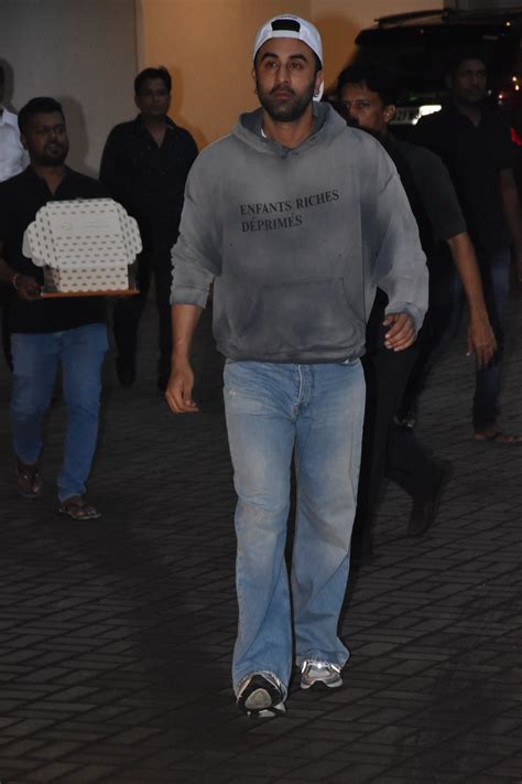 Spotted in the city: Ranbir Kapoor cuts birthday cake with his fans ...