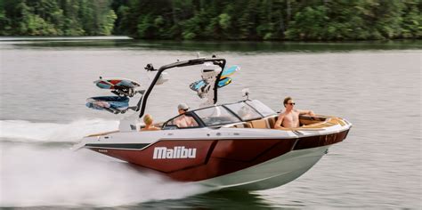 M230 | Luxury Wake Boat | Malibu Boats