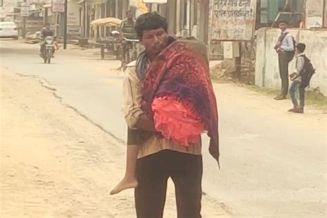 实拍：印度7岁女孩不治身亡 父亲抱着尸体步行10公里回家！_凤凰网视频_凤凰网