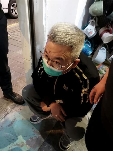 香港街头，一男子偷拍裙底，被路人发现，报警擒之。 警察到场查证
