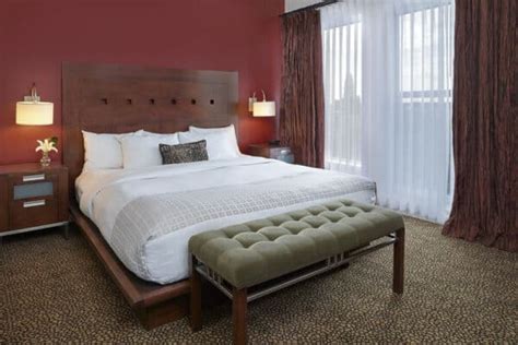 Book a Hotel in Edmonton, get rewarded | Edmonton's Best Hotels