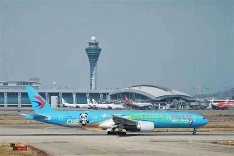 首都机场一架飞机正在接受除冰作业-中国民航网
