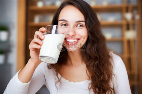 爱喝牛奶的女士高清图片下载-正版图片600348777-摄图网