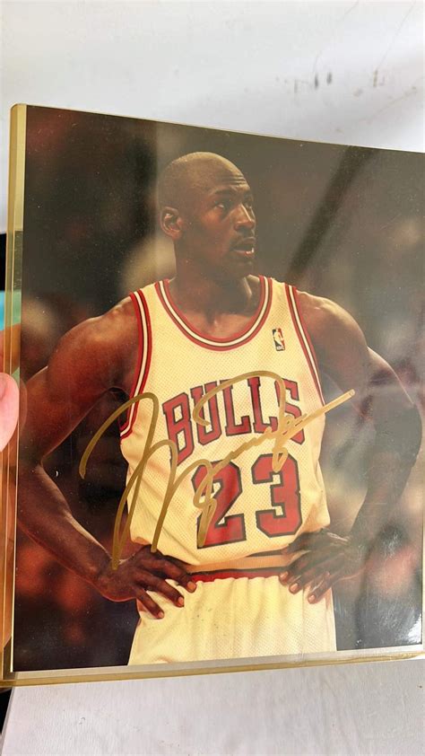 Michael Jordan autograph real or fake? : r/SportsMemorabilia