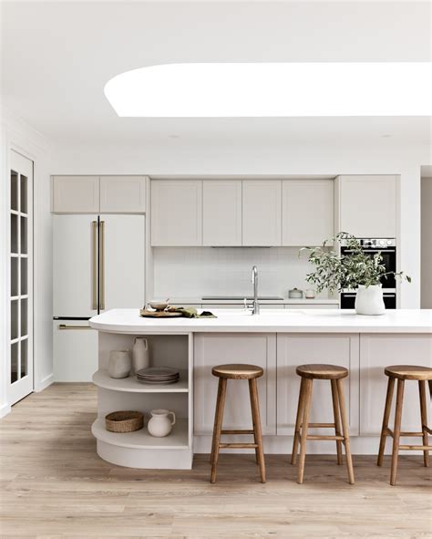 25 Amazing Curved Kitchen Island Ideas For Classy Kitchen